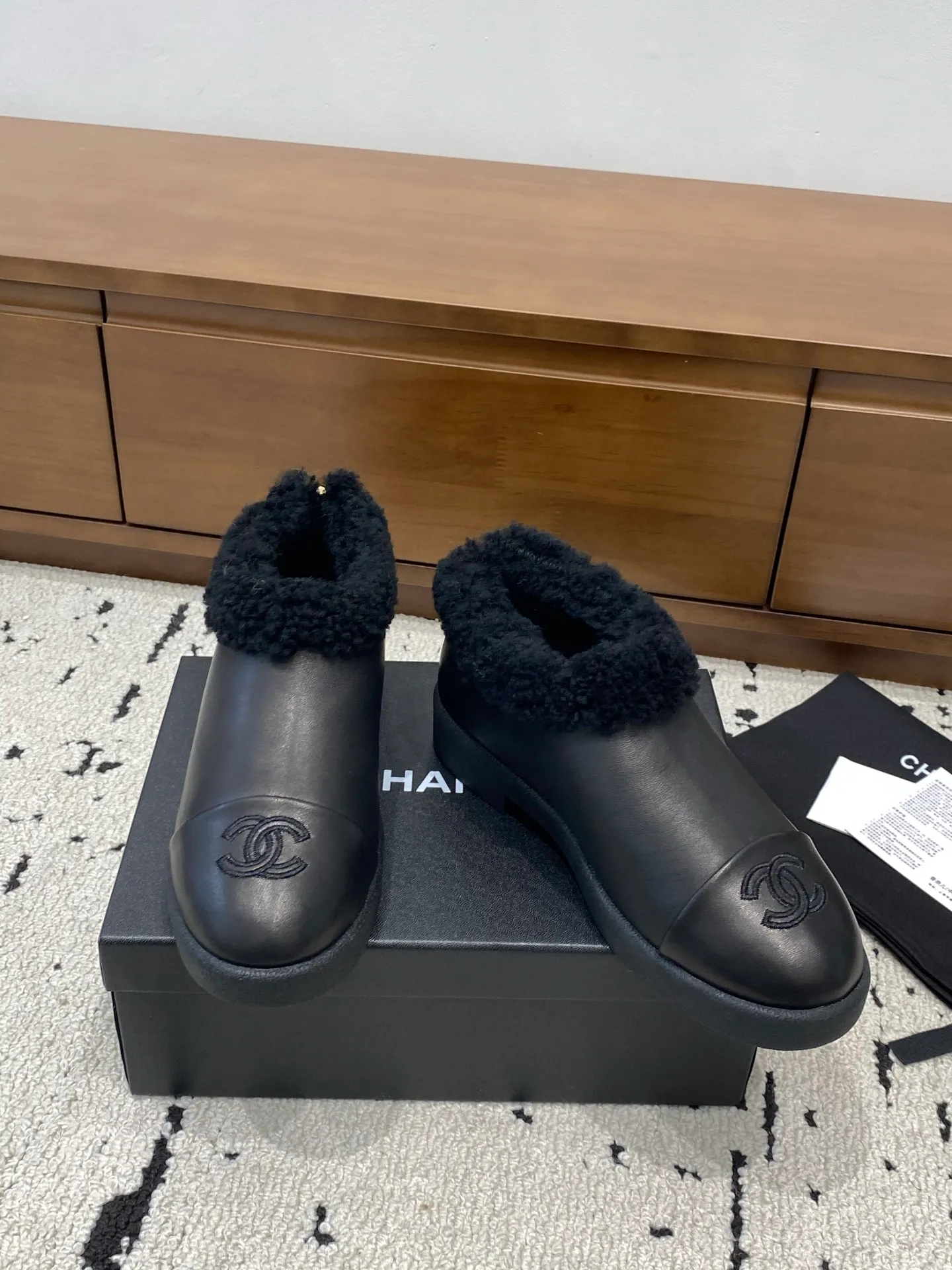 👟👟Ex-factory price 640👟👟 🍀Chanel 2025 autumn and winter style wool shoes Chanel new autumn and winter genuine wool slippers and boots Xiaoxiang 2025 autumn and winter one of the most beautiful snow boots Classic, beautiful and warm snow boots ❤️super warm! It's enough to have it this winter, it's really beautiful and fairy~ Materials and craftsmanship: The upper is made of custom sheepskin/wool/sheepskin, and the inner pads are all made of wool. It feels very soft and comfortable! The sole is the original TPU outsole Size: 35-39 (40.41 customized, non-refundable)